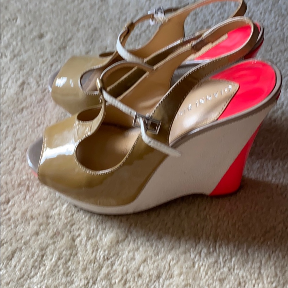 Super cute Wedge for summer!